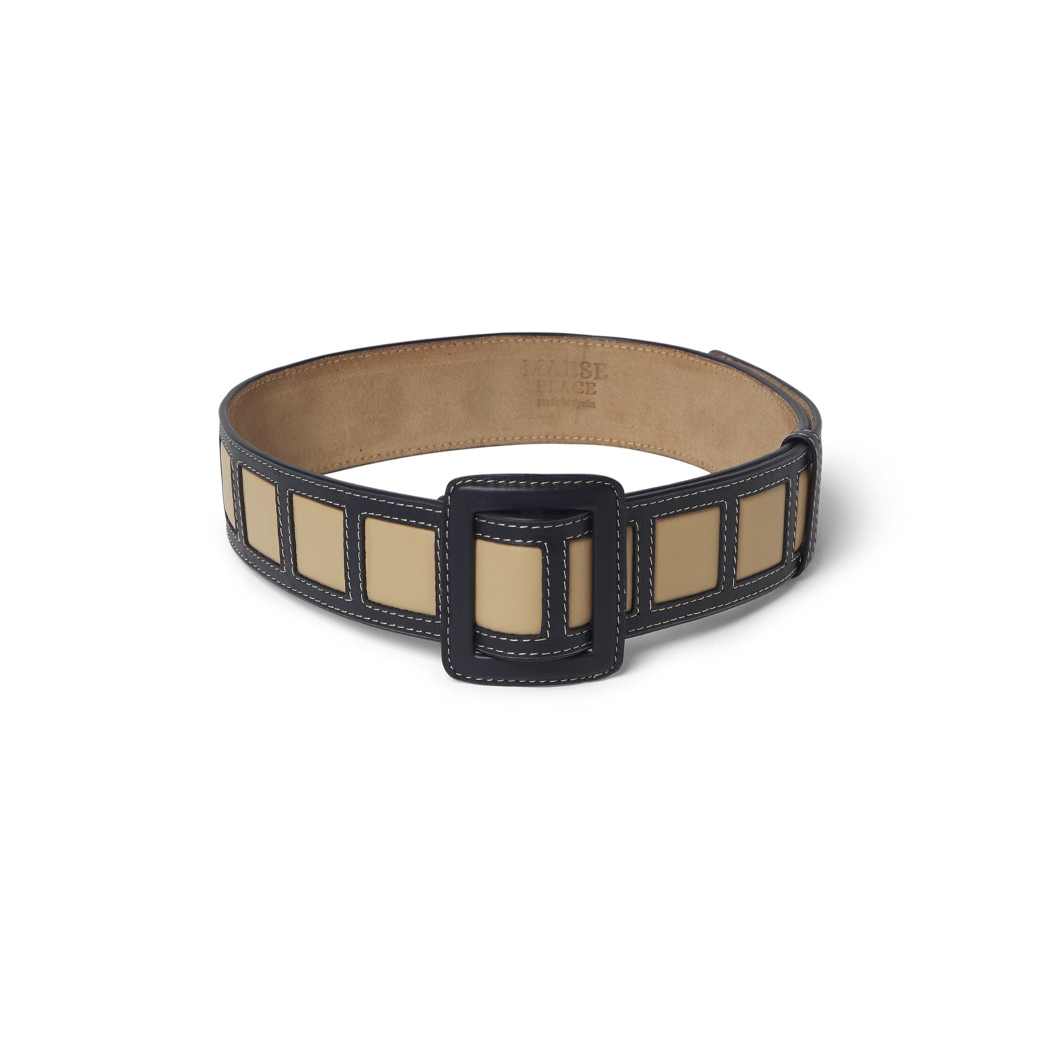 Cinturón 100% piel, hecho a mano en España con acabado artesanal. Diseño elegante, resistente y versátil para looks formales o casuales.