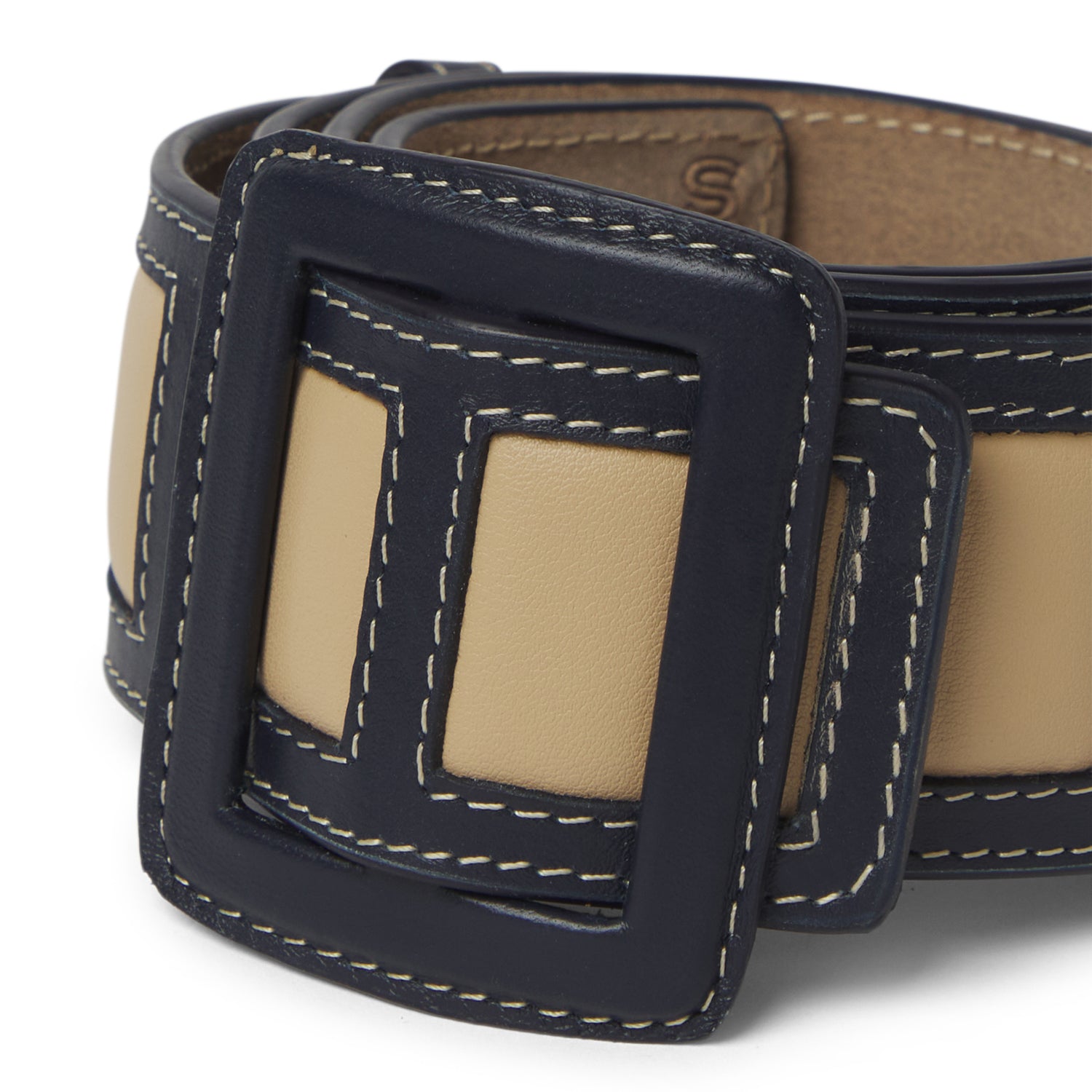 Cinturón 100% piel, hecho a mano en España con acabado artesanal. Diseño elegante, resistente y versátil para looks formales o casuales.