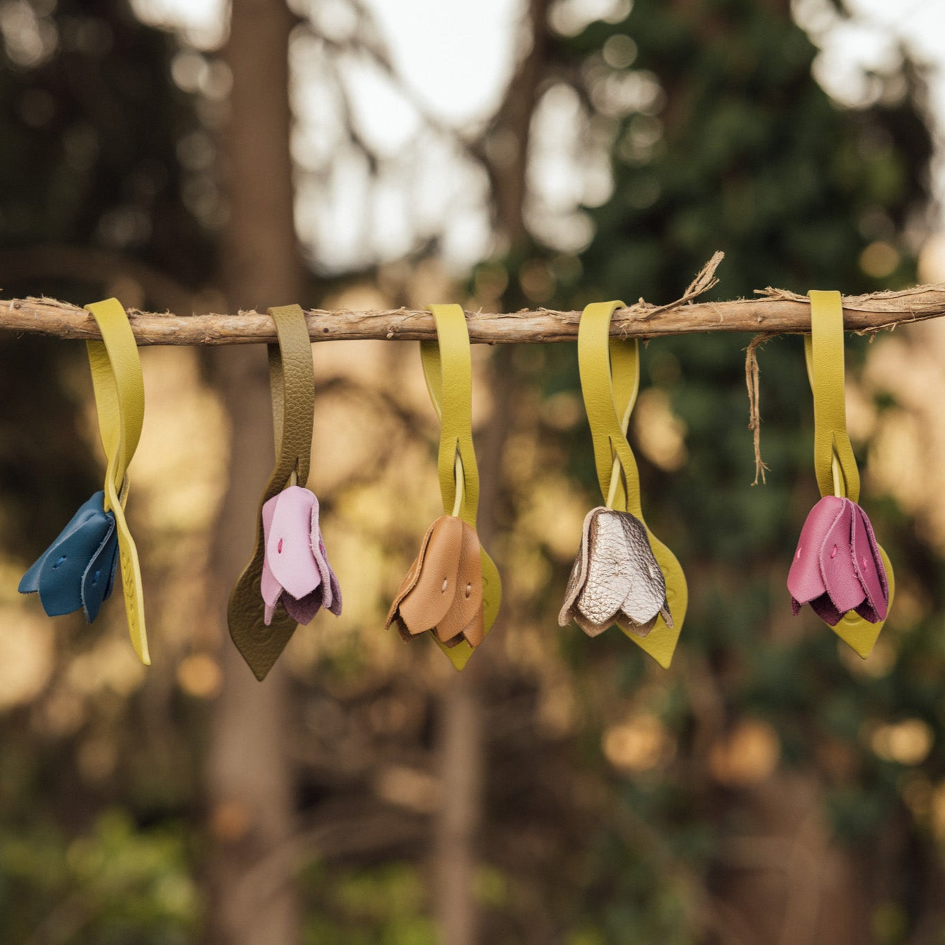 Charms buganvilla de piel, accesorios Made in Spain para bolso o llavero.