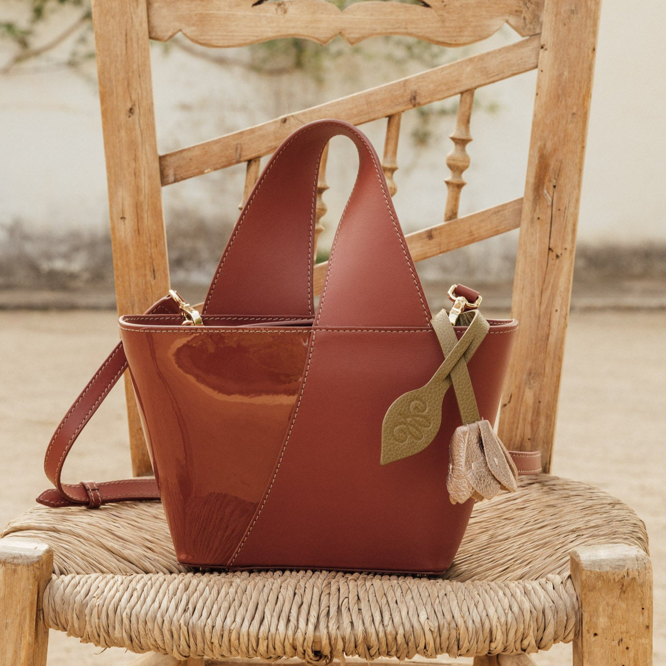 Charm buganvilla dorado de piel, accesorio Made in Spain para bolso o llavero.