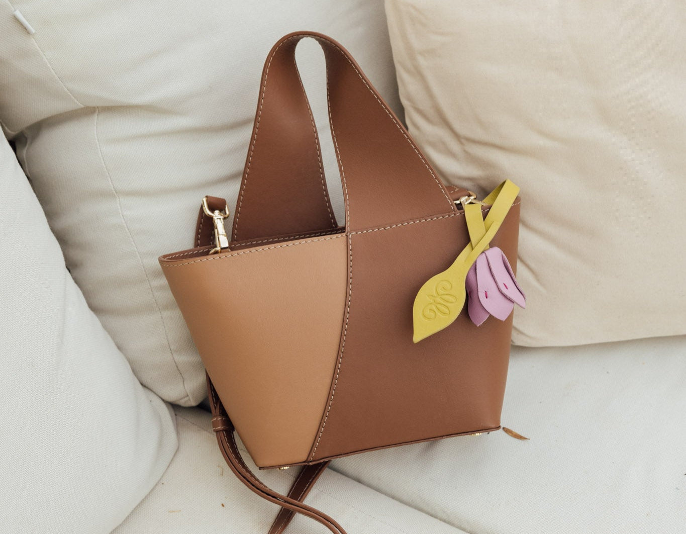 Charm buganvilla rosa de piel, accesorio Made in Spain para bolso o llavero.