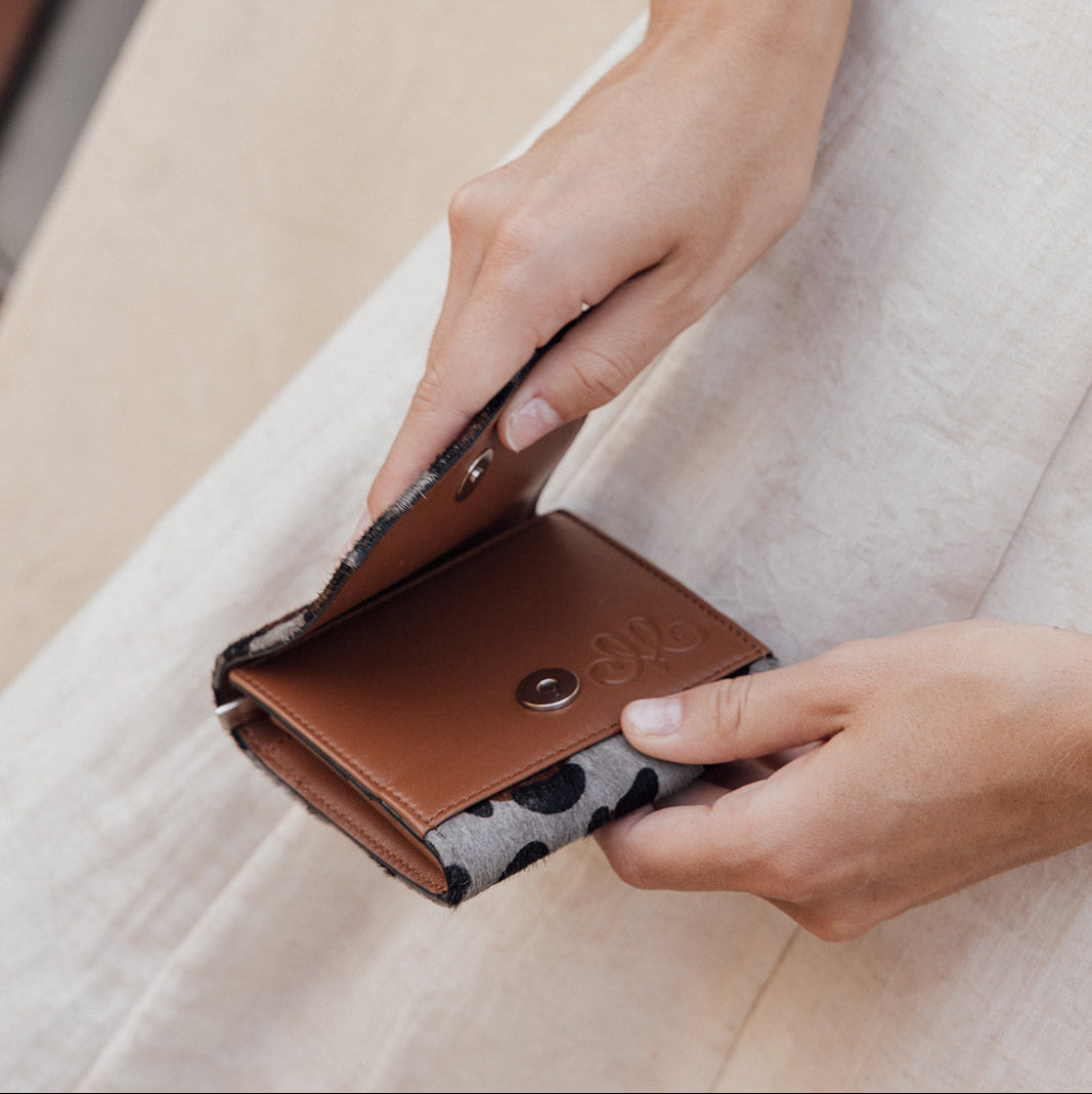 Cartera accesorio artesanal en piel con estampado leopardo, pieza exclusiva de lujo hecha a mano en España.