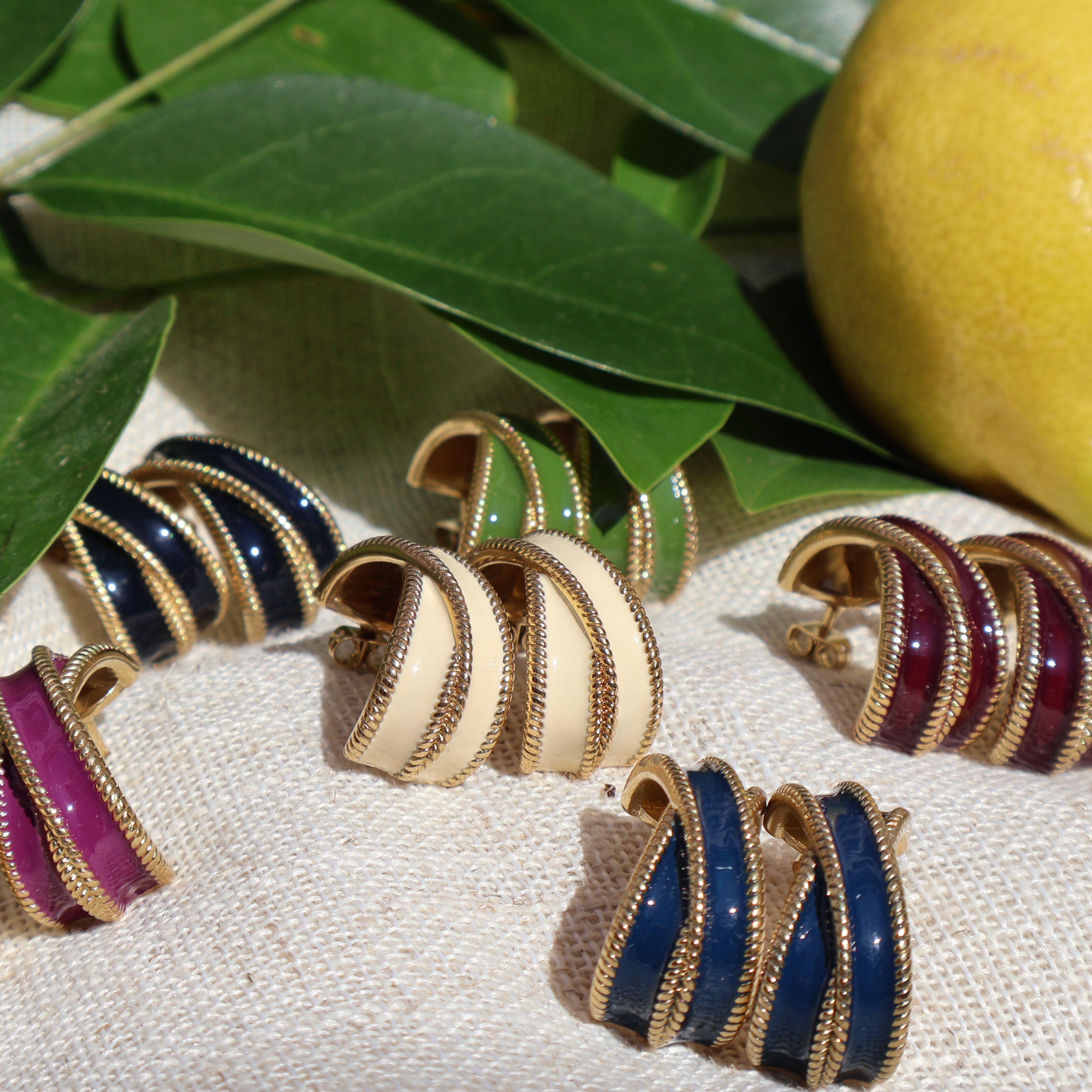 Pendientes LOLA en baño de oro, diseño en esmalte brillante y textura de cuerda trenzada. Made in Spain.