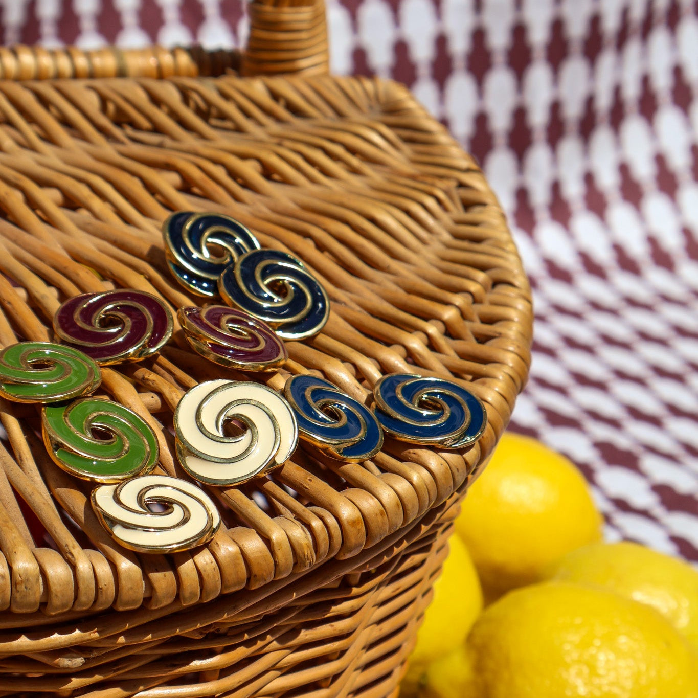 Pendientes TERESA con circunferencias entrelazadas, bañados en oro, joyería Made in Spain.