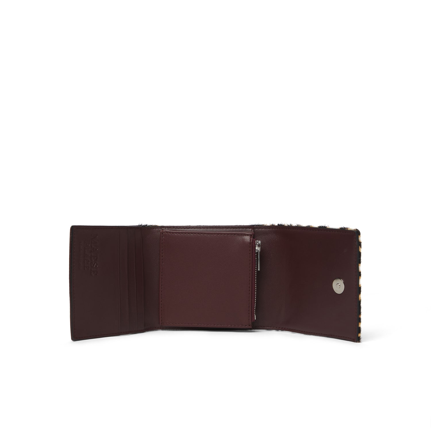 Accesorio artesanal en piel con estampado cebra, pieza exclusiva de lujo hecha a mano en España.