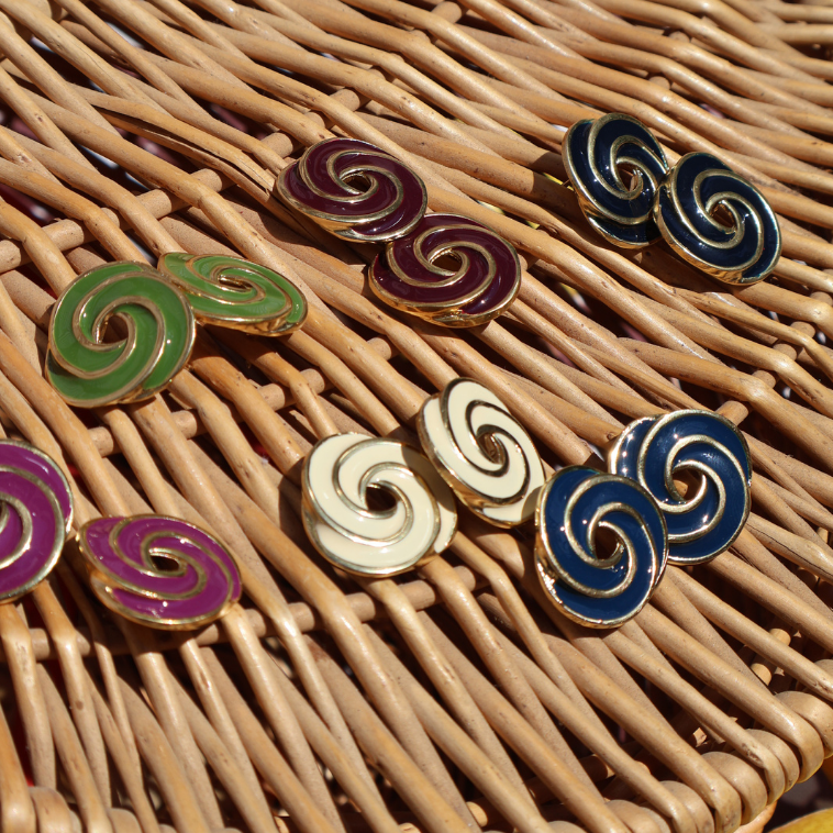 Pendientes TERESA con circunferencias entrelazadas, bañados en oro, joyería Made in Spain.