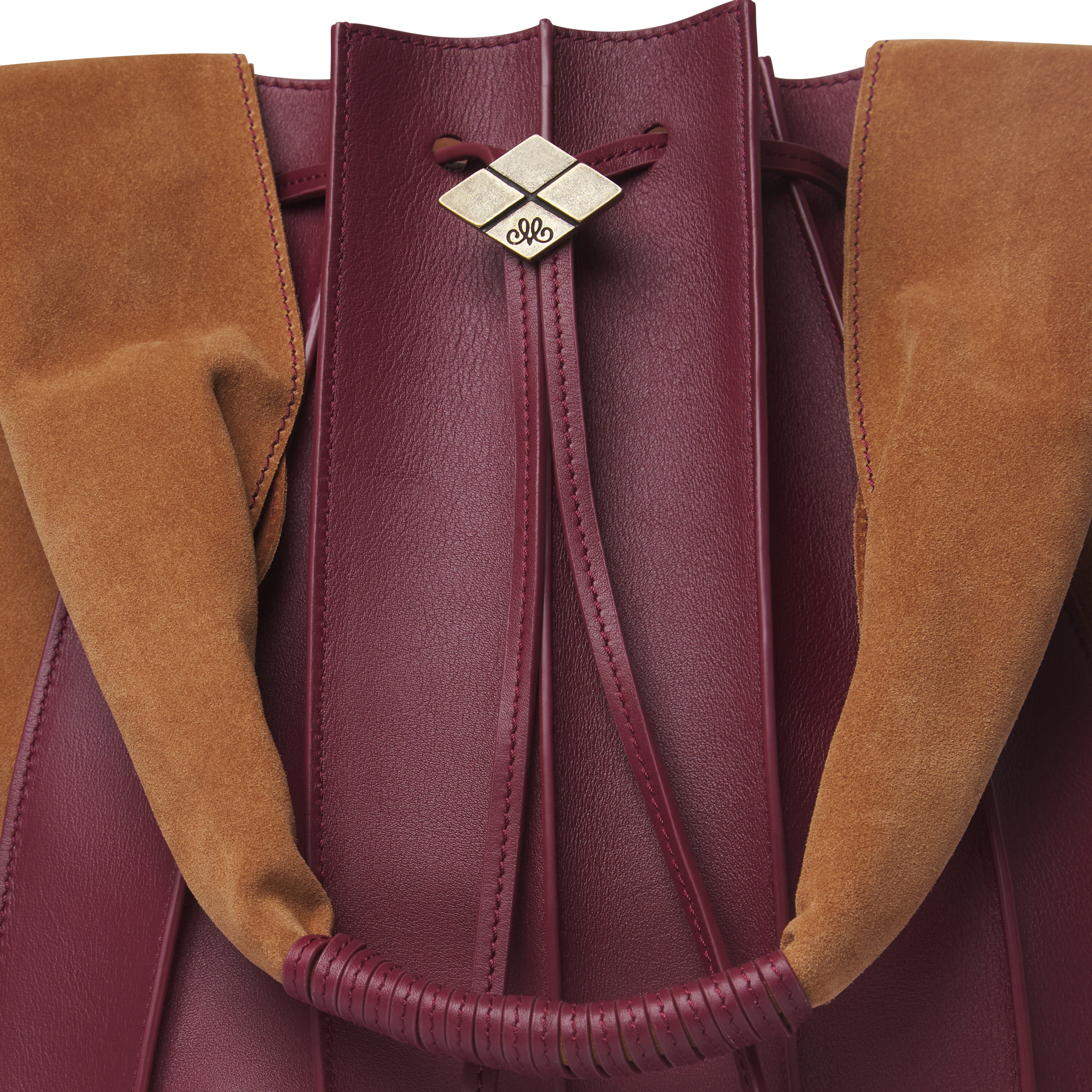 Bolso TABLAO Goya Borgoña. Bolso de mujer tipo saco bicolor, confeccionado en piel y ante en tonos burdeos y camel, con cierre de cordón ajustable y detalle metálico dorado.