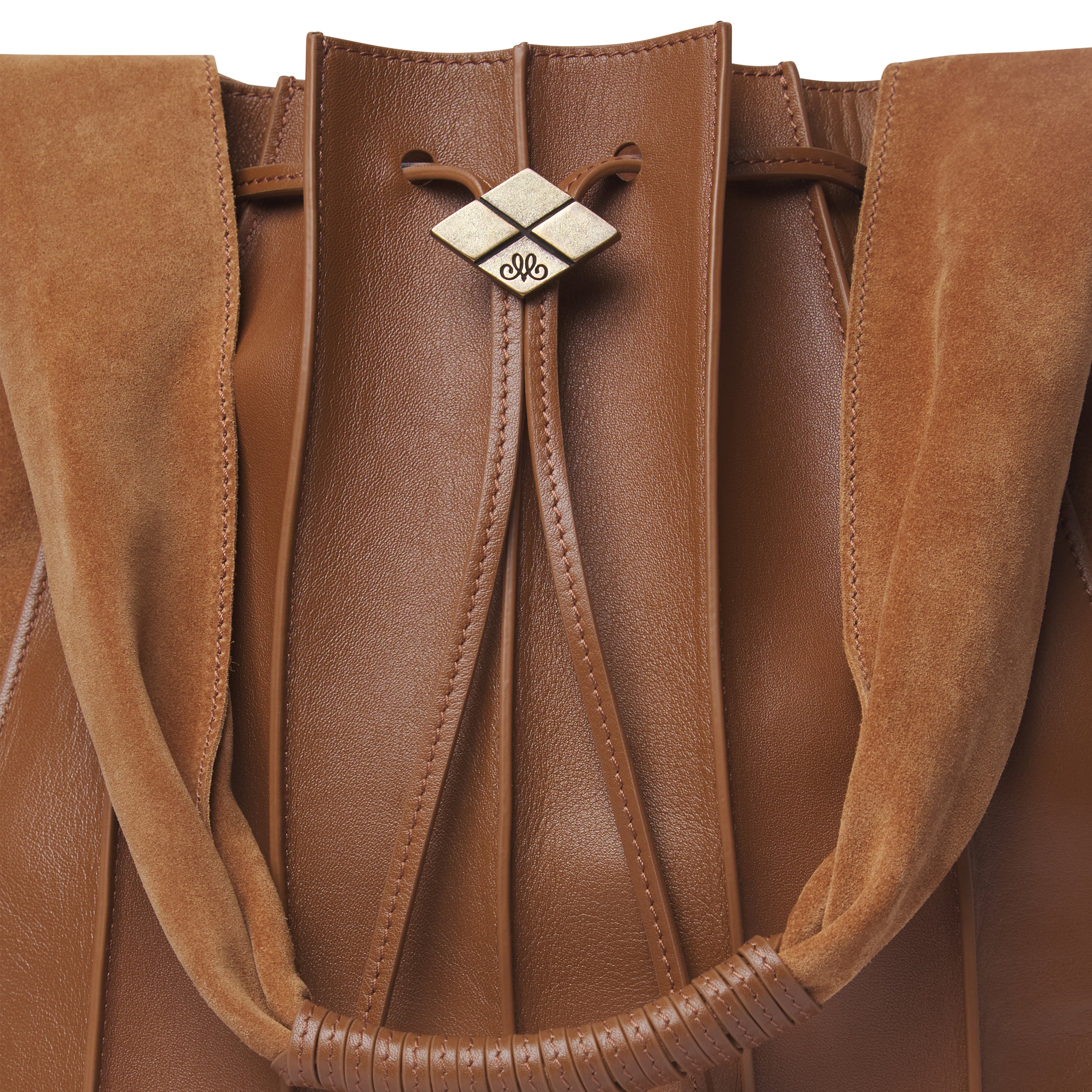 Bolso TABLAO Apache Rust. Bolso de mujer tipo saco bicolor, confeccionado en piel y ante en tonos camel, con cierre de cordón ajustable y detalle metálico dorado.