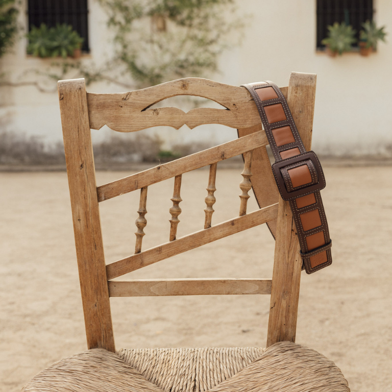 Cinturón 100% piel, hecho a mano en España con acabado artesanal. Diseño elegante, resistente y versátil para looks formales o casuales.