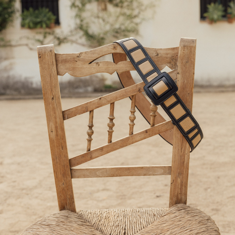 Cinturón 100% piel, hecho a mano en España con acabado artesanal. Diseño elegante, resistente y versátil para looks formales o casuales.