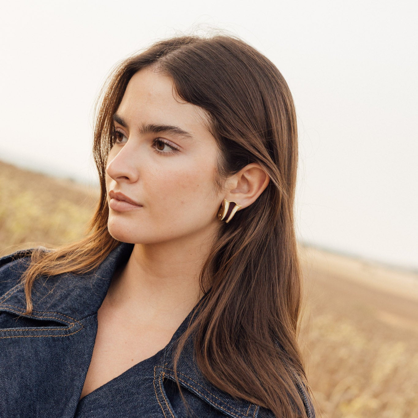 Pendientes MANUELA flor de lis granates, bañados en oro, diseño exclusivo Made in Spain.