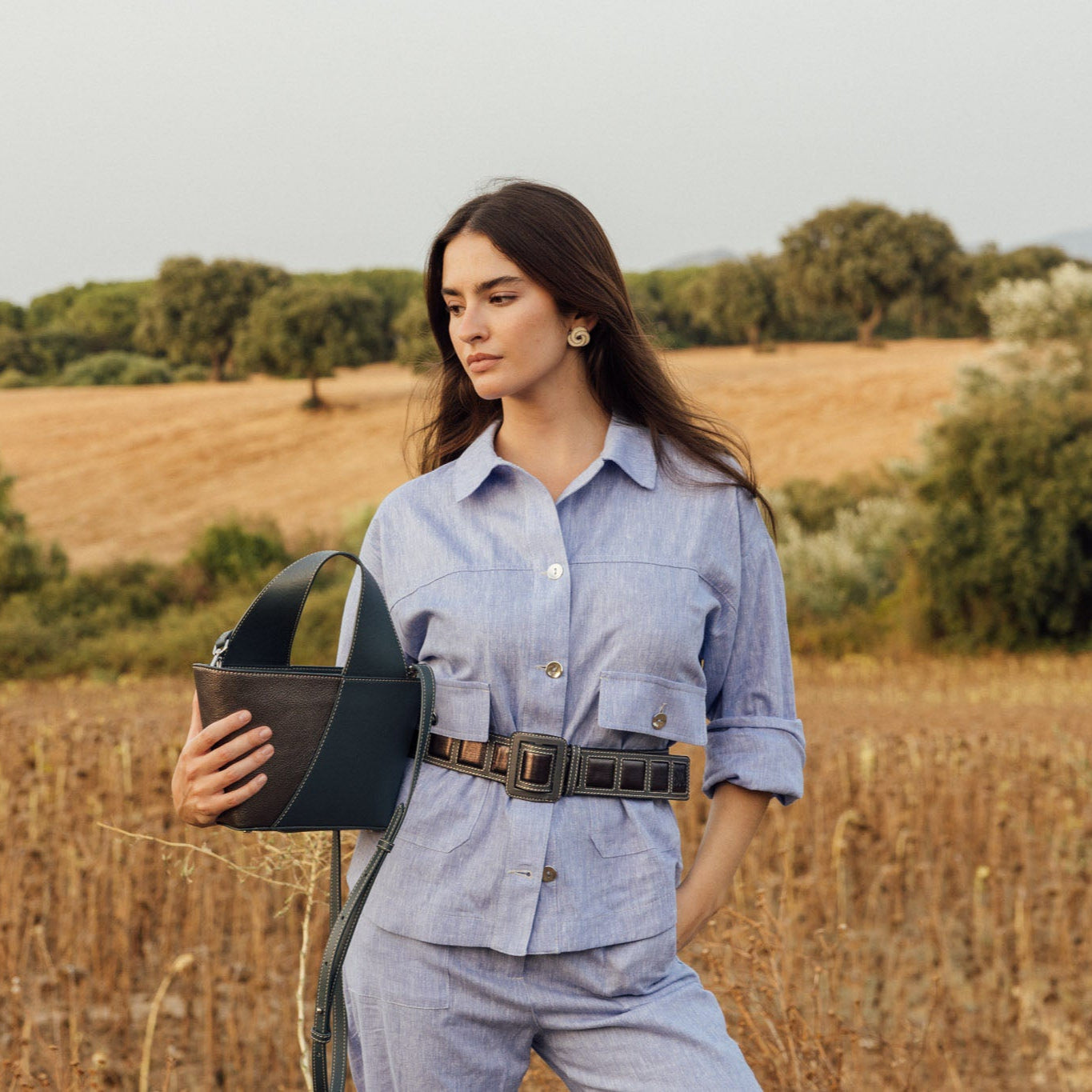 Cinturón 100% piel, hecho a mano en España con acabado artesanal. Diseño elegante, resistente y versátil para looks formales o casuales.