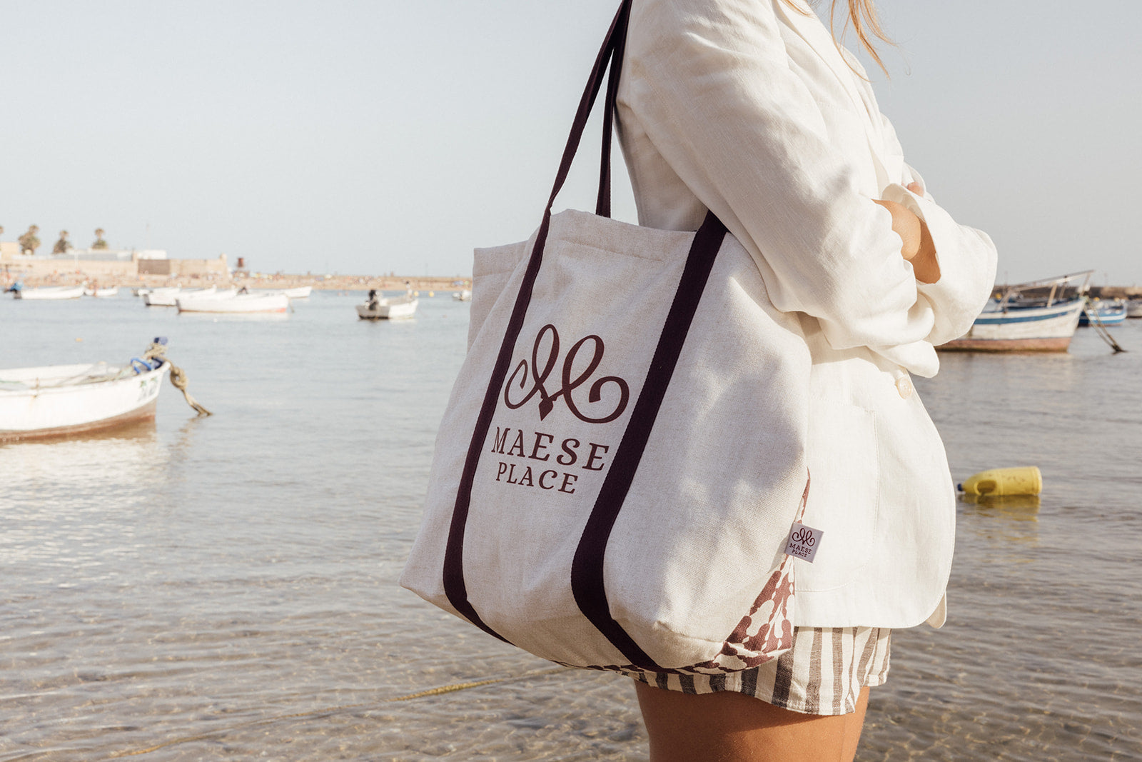 Bolsa tote sostenible elaborado en algodón, tote bag de lujo artesanal español con estilo atemporal y funcionalidad.