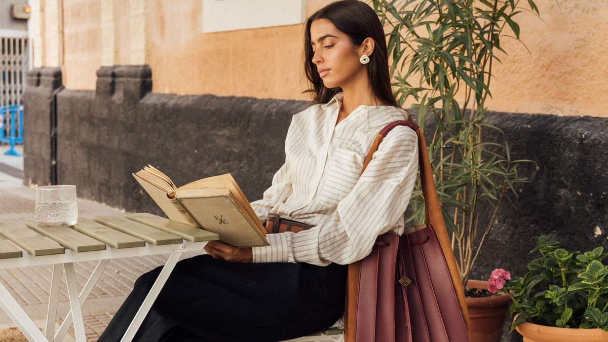 Bolso Tablao Goya Borgoña de piel vacuna artesanal tipo saco con cordón ajustable y asa ancha – Maese Place