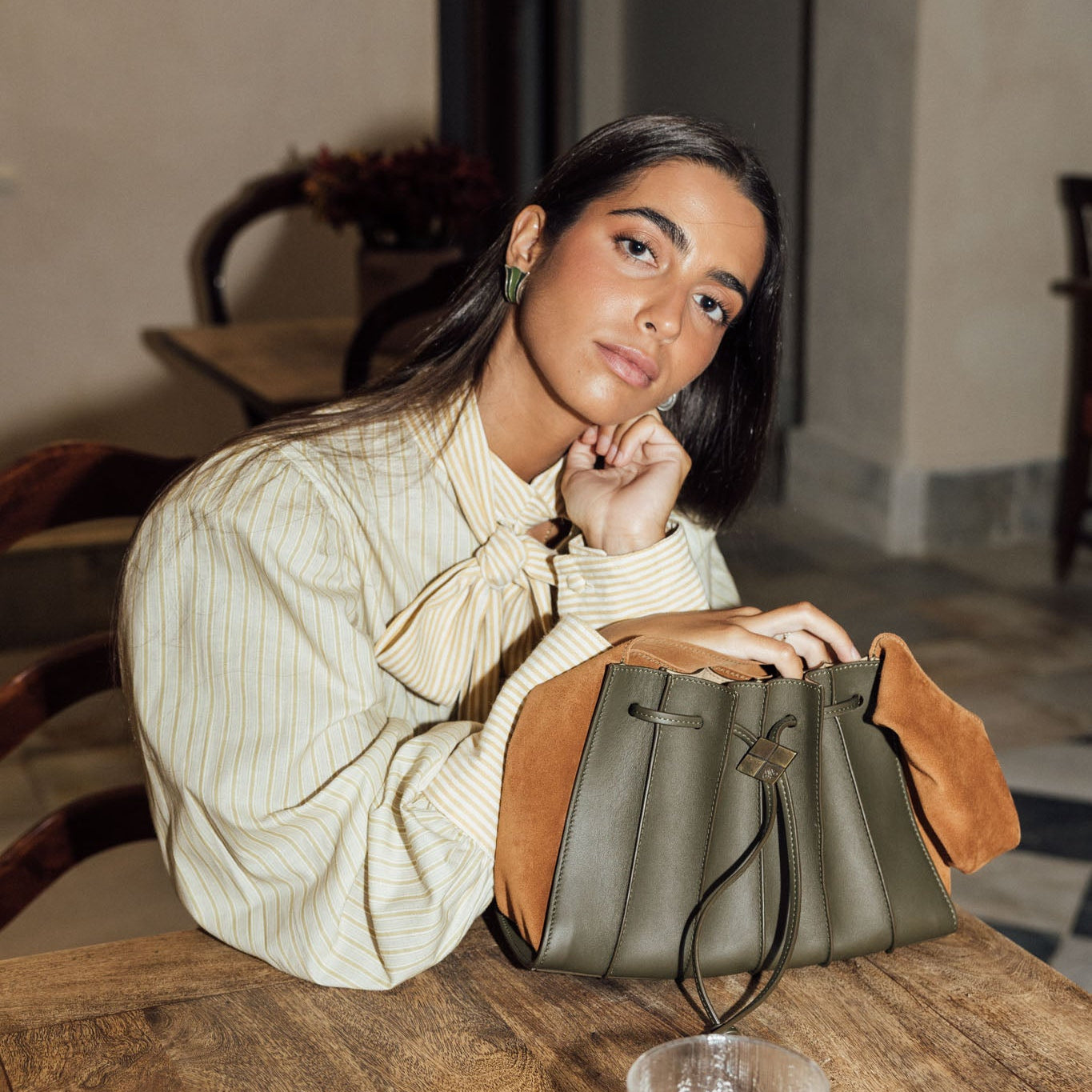 Bolso Tablao Mini Dust Glaze artesanal de piel vacuna, diseño tipo saco con cordón ajustable – Maese Place