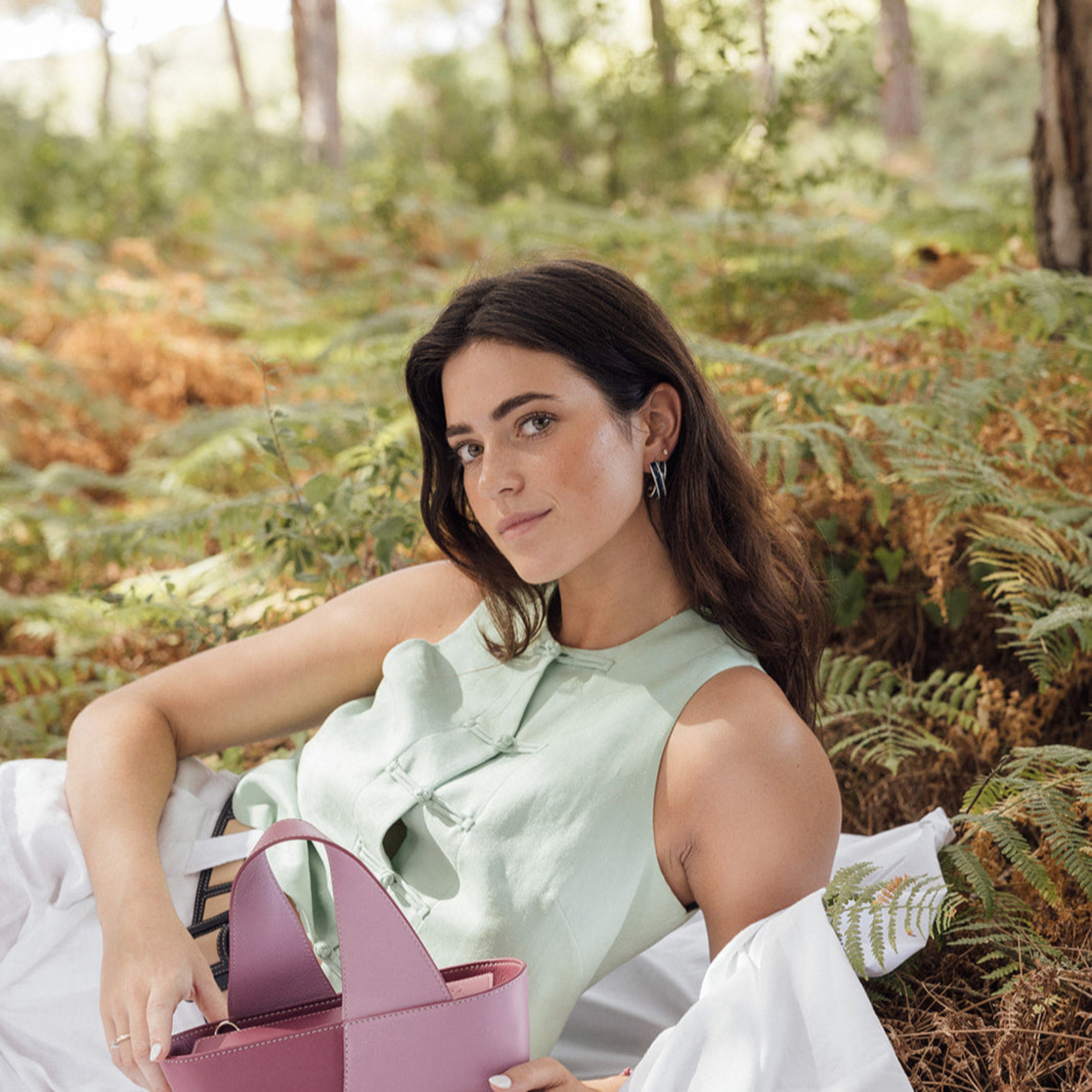 Pendientes LOLA azul en baño de oro, diseño en esmalte brillante y textura de cuerda trenzada. Made in Spain.