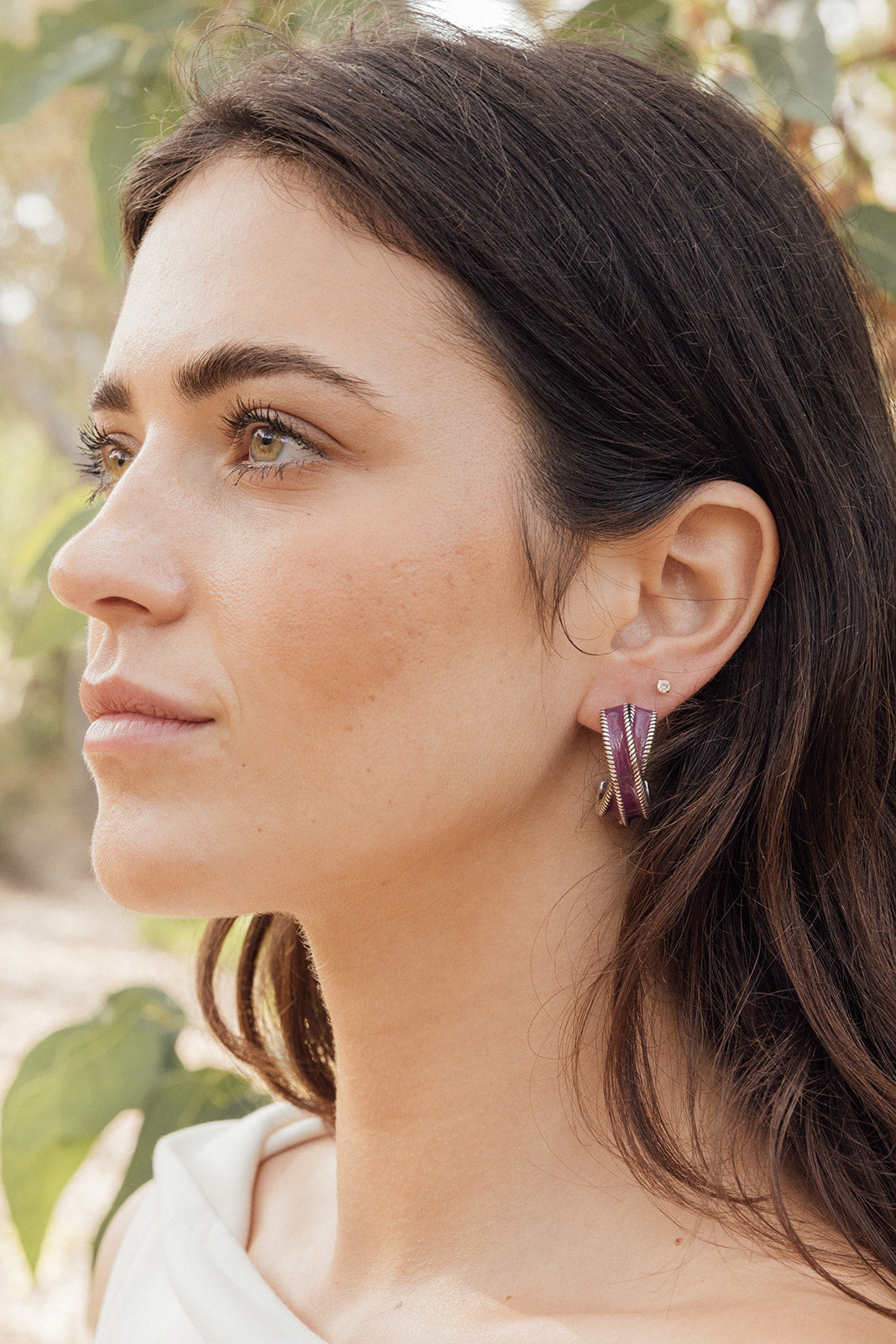 Pendientes Lola con volumen y personalidad, joya artesanal española en esmalte brillante y textura de cuerda trenzada.