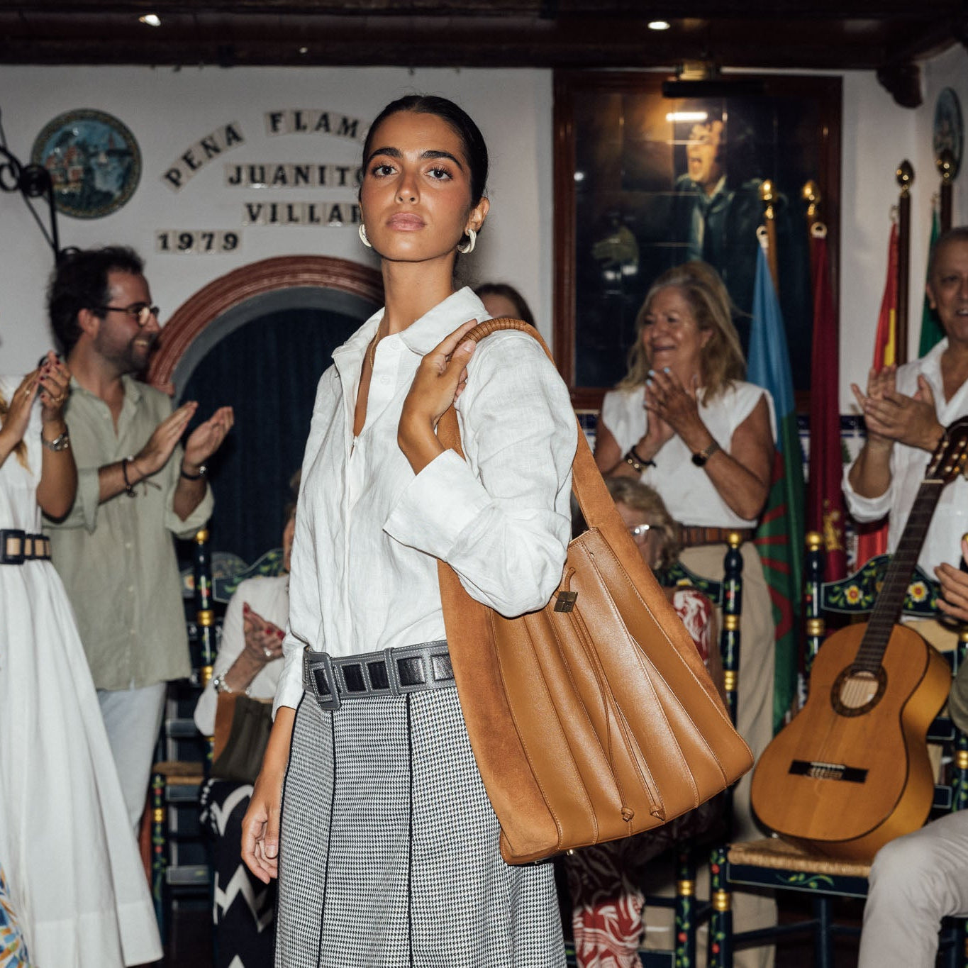 Bolso TABLAO Apache Rust. Bolso de mujer tipo saco bicolor, confeccionado en piel y ante en tonos camel, con cierre de cordón ajustable y detalle metálico dorado.