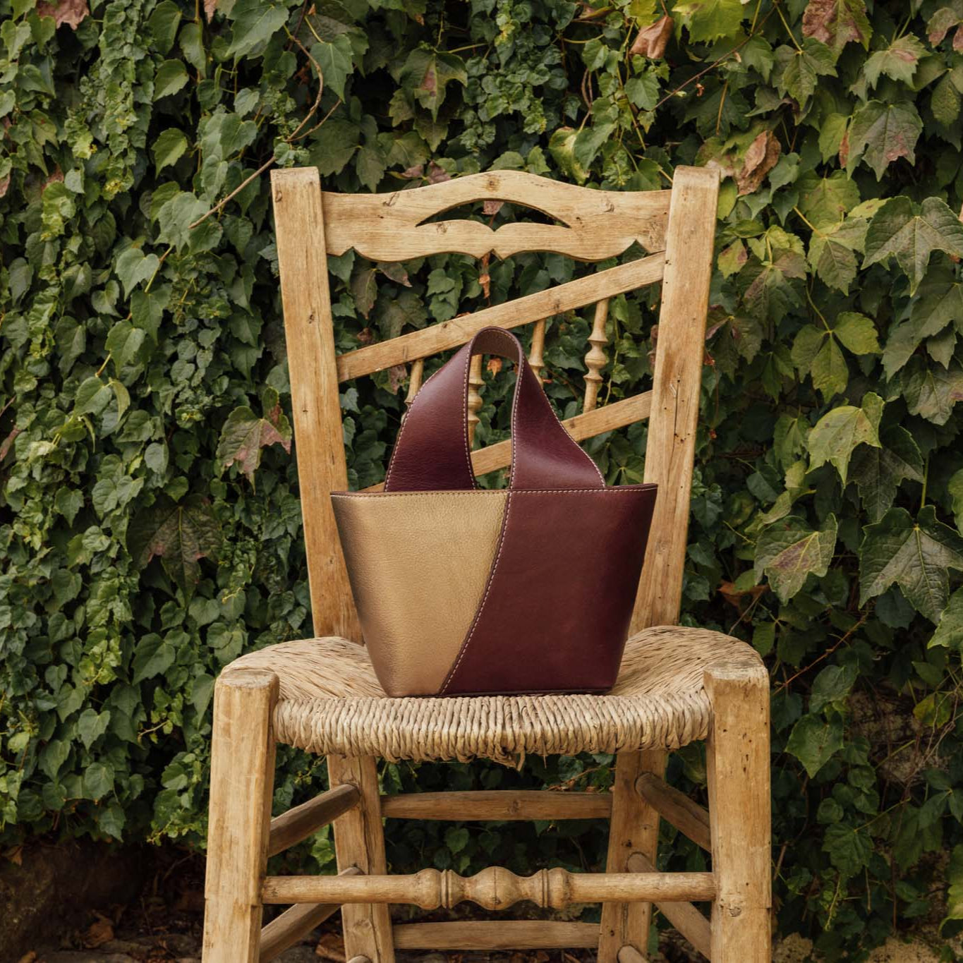 Bolso RODA MATISSE artesanal de piel con asa reversible y contraste de dos tonos, Made in Spain.