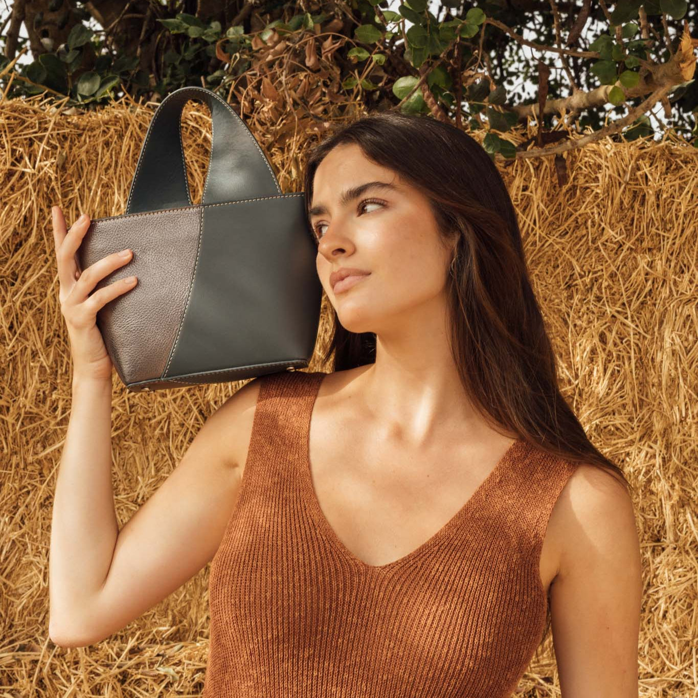 Bolso RODA RODIN  de piel con asa reversible y contraste de dos tonos, Made in Spain.