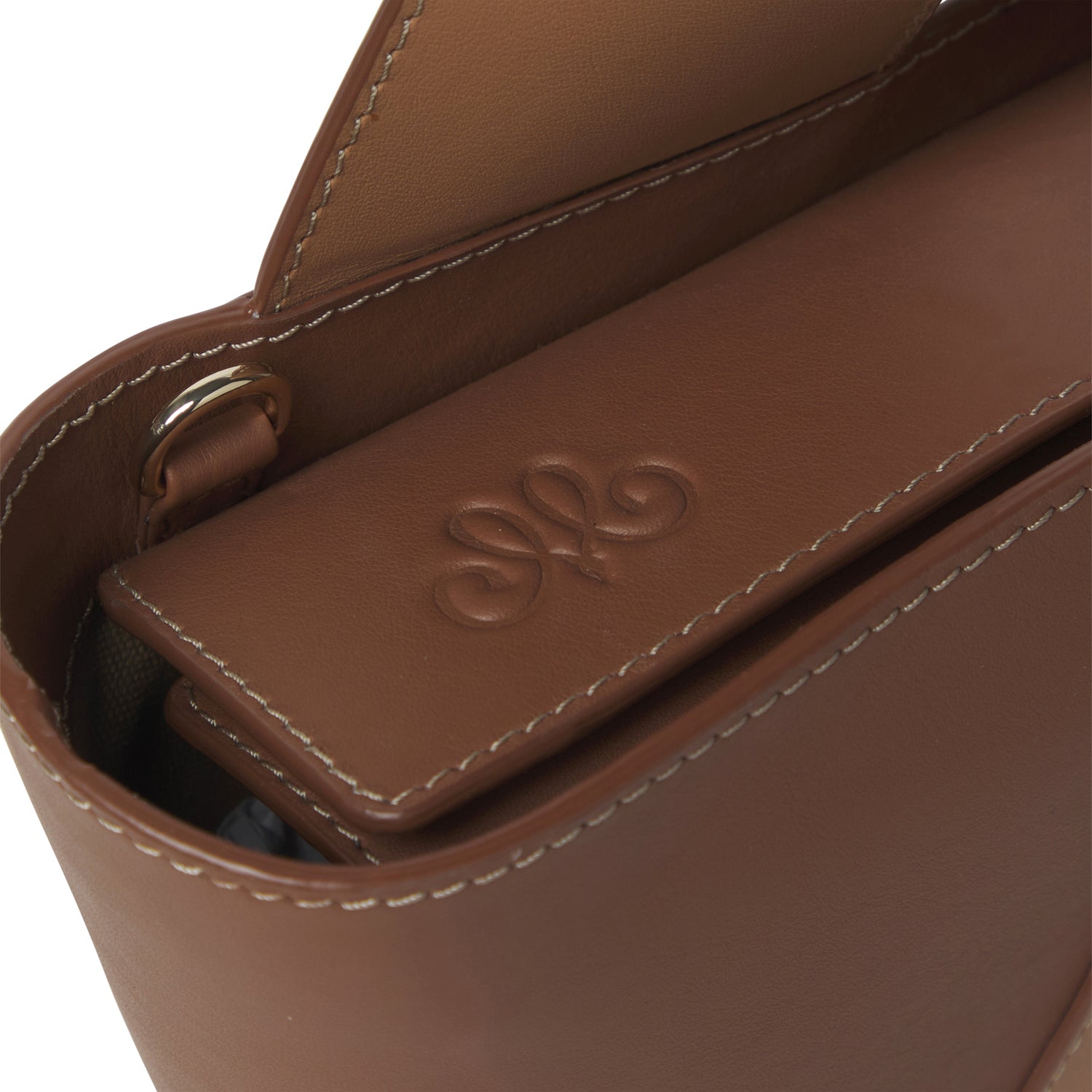 Detalle del logo y la textura de la piel vacuna del Bolso Roda Pissarro artesanal en dos tonos