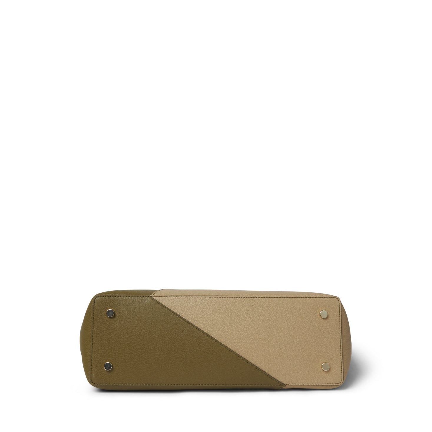 Bolso artesanal de piel vacuna, hecho en España. Diseño estructurado, amplio y elegante, con asa reversible y cierre magnético interior.