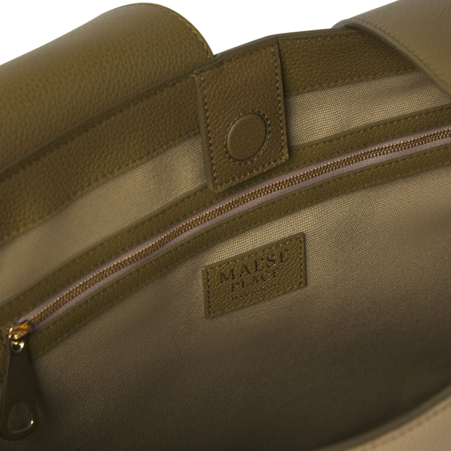 Detalle del interior del bolso de piel vacuna artesanal con compartimento y cierre seguro mediante cremallera – Maese Place