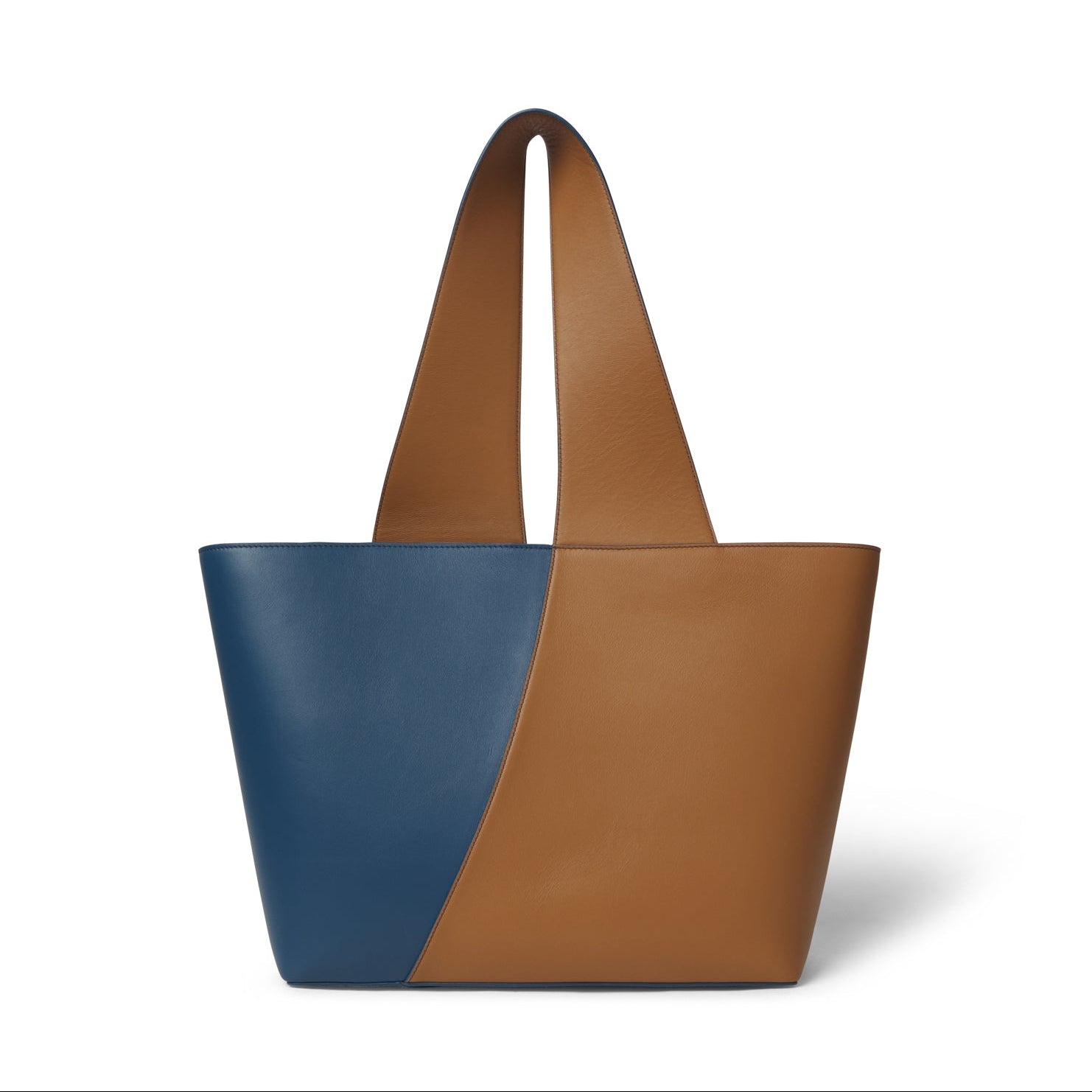 Bolso grande de piel vacuna Made in Spain. Diseño estructurado, gran capacidad, asa reversible y solapas magnéticas para un estilo elegante y práctico.