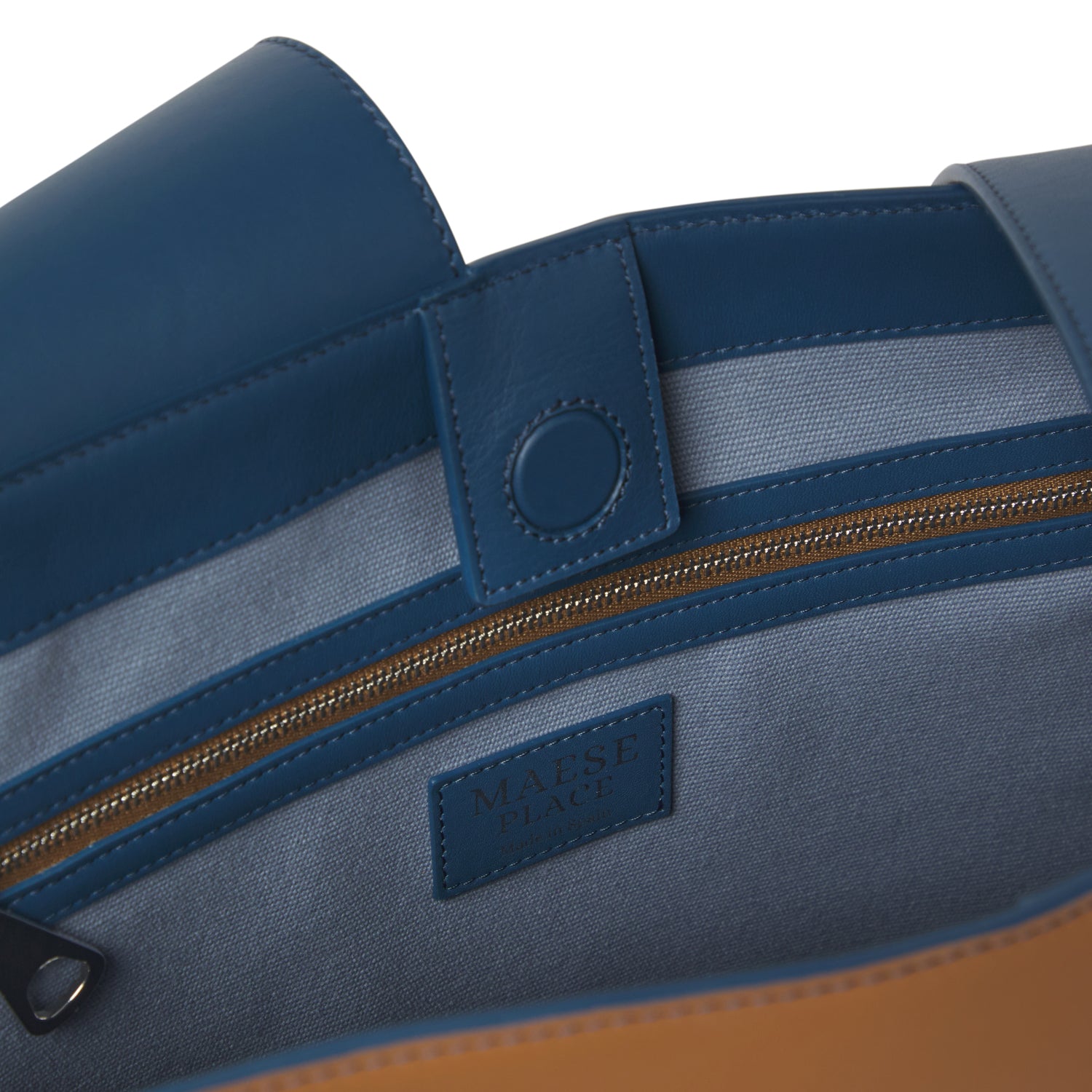 Bolso grande de piel vacuna Made in Spain. Diseño estructurado, gran capacidad, asa reversible y solapas magnéticas para un estilo elegante y práctico.