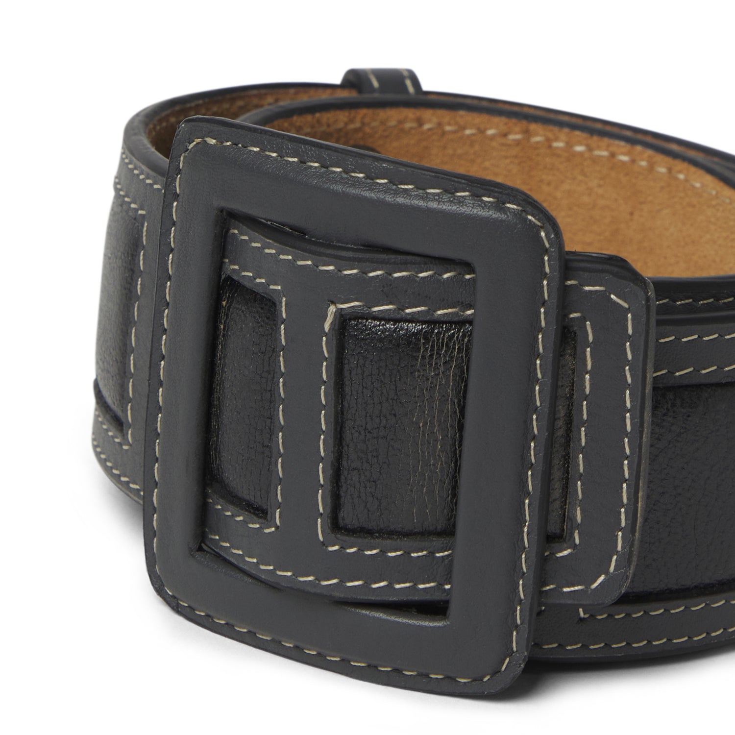 Cinturón 100% piel, hecho a mano en España con acabado artesanal. Diseño elegante, resistente y versátil para looks formales o casuales.