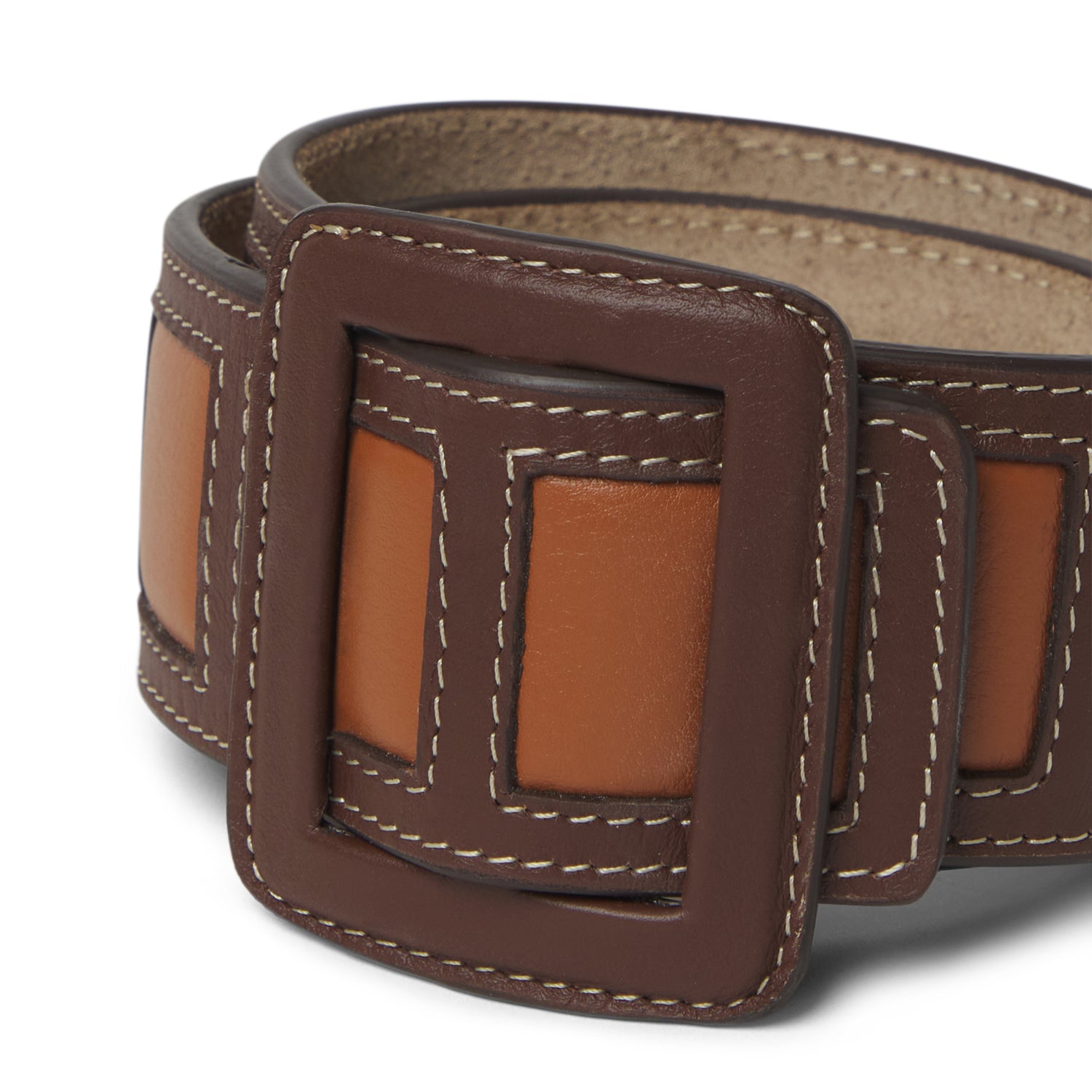 Cinturón 100% piel, hecho a mano en España con acabado artesanal. Diseño elegante, resistente y versátil para looks formales o casuales.