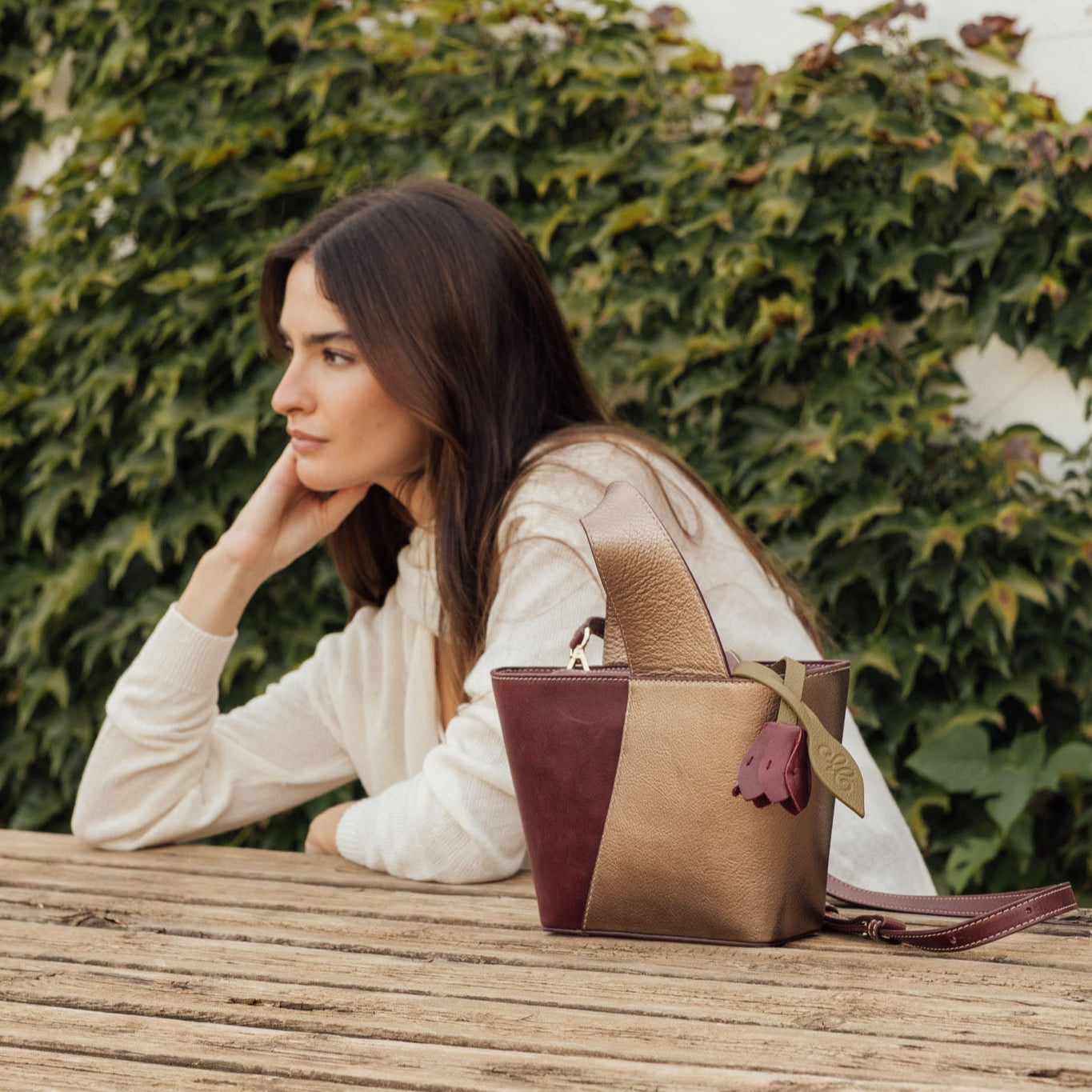 Charm buganvilla granate de piel,  accesorio Made in Spain para bolso o llavero.