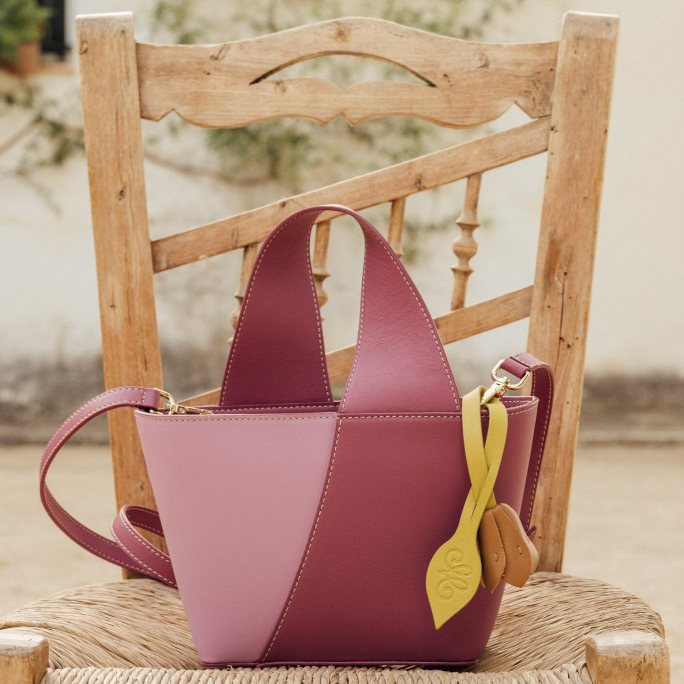 Charm buganvilla marrón de piel,  accesorio Made in Spain para bolso o llavero.