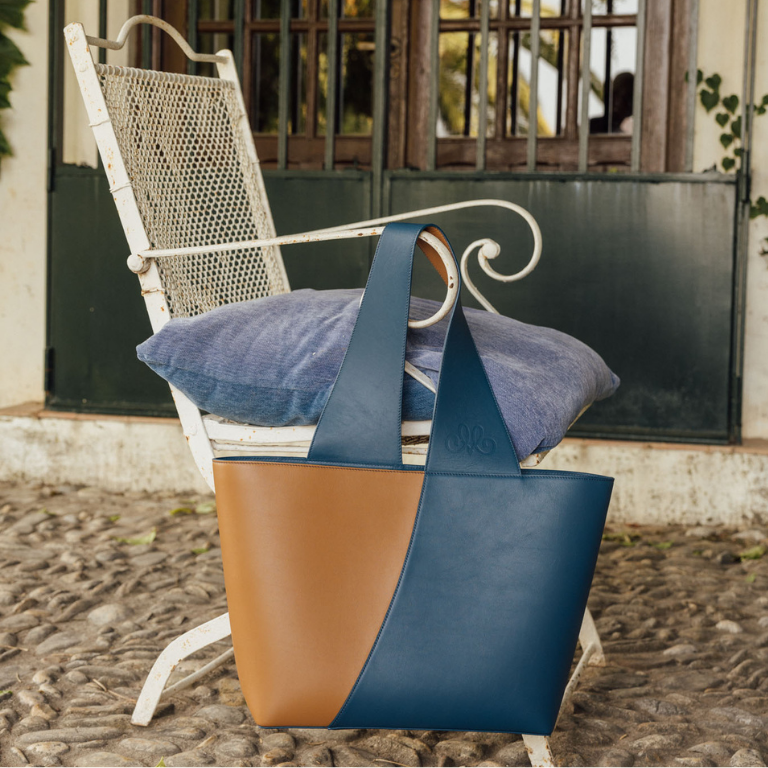 Bolso grande de piel vacuna Made in Spain. Diseño estructurado, gran capacidad, asa reversible y solapas magnéticas para un estilo elegante y práctico.