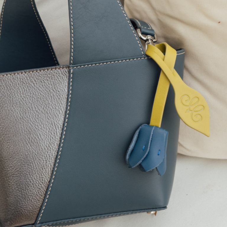 Charm buganvilla azul de piel,  accesorio Made in Spain para bolso o llavero.