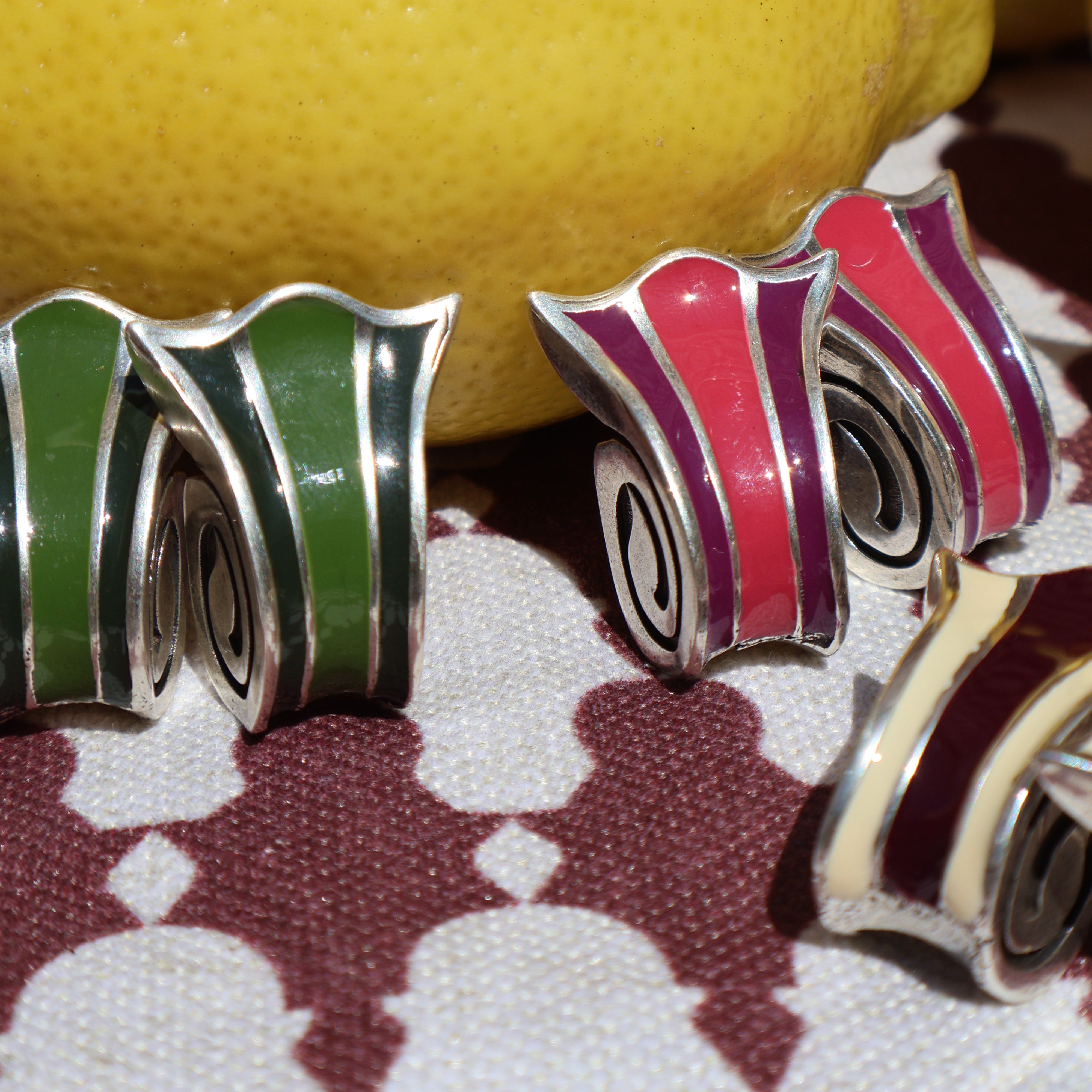 Pendientes MANUELA flor de lis, bañados en plata, diseño exclusivo Made in Spain.